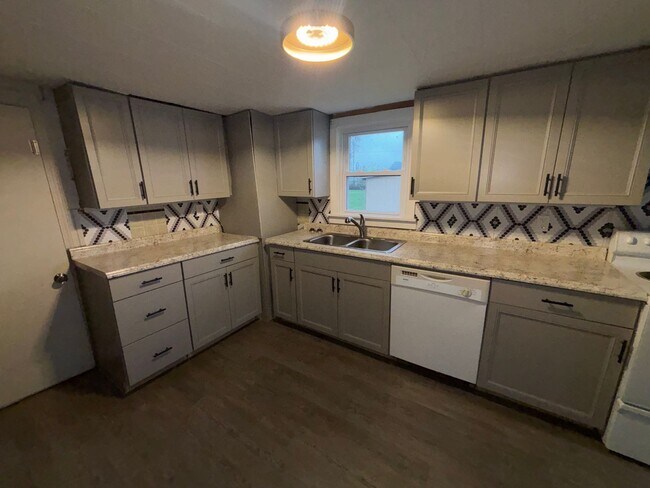 Building Photo - 411 S Oak St