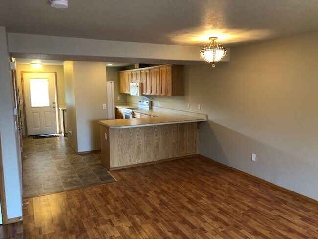 Building Photo - Completely renovated 3 Bed, 2.5 Bath Townhouse in McMinnville- Pets on Approval, Landscaping Incl...