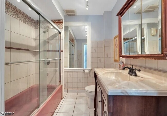 Building Photo - 550 Spring St