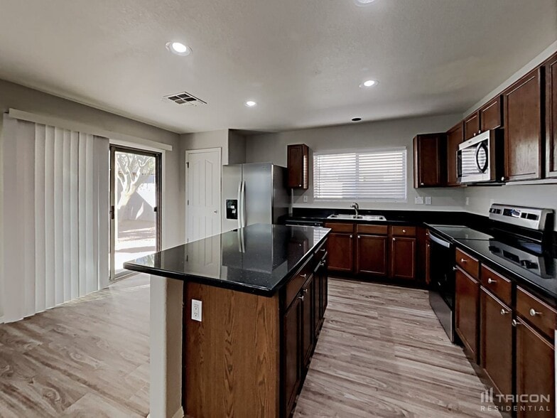 Building Photo - 40268 W Helen Ct