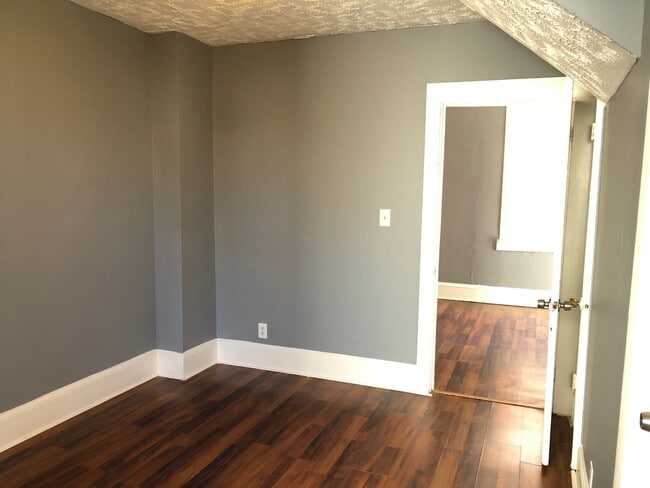 Building Photo - 5 BED 2 BATH SINGLE FAMILY HOME IN DETROIT-SHOREWAY NEIGHBORHOOD!