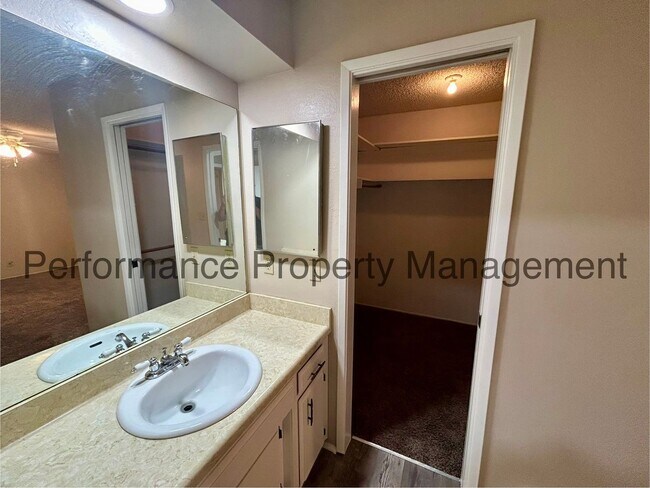 Building Photo - Dreamy 3 Bed/2 Bath Condo in SE Bakersfiel...