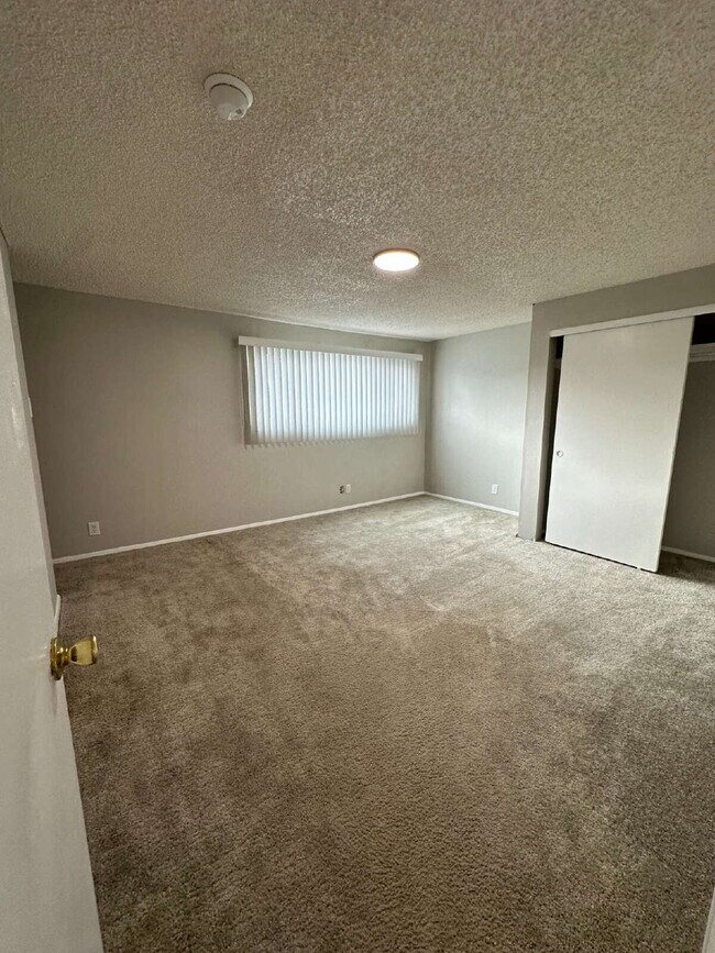 Building Photo - 2 Bedroom - 1 1/2 Bathroom End Unit