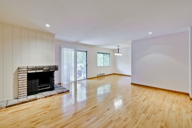 Building Photo - Very Spacious 2BR 2BA Condo in the Heart o...