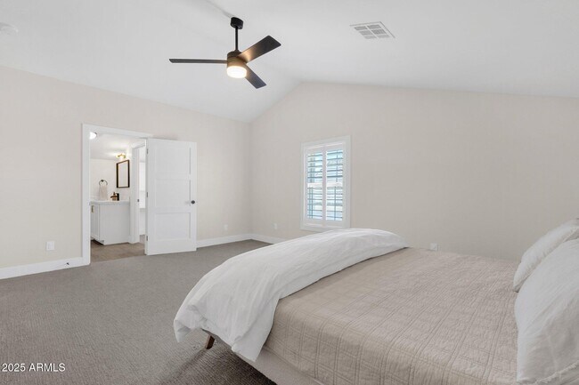 Building Photo - 856 W Quail Cir