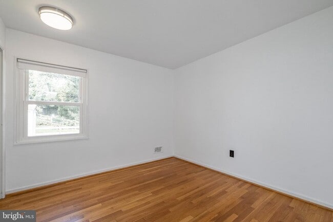 Building Photo - 102 Greenmeadow Dr