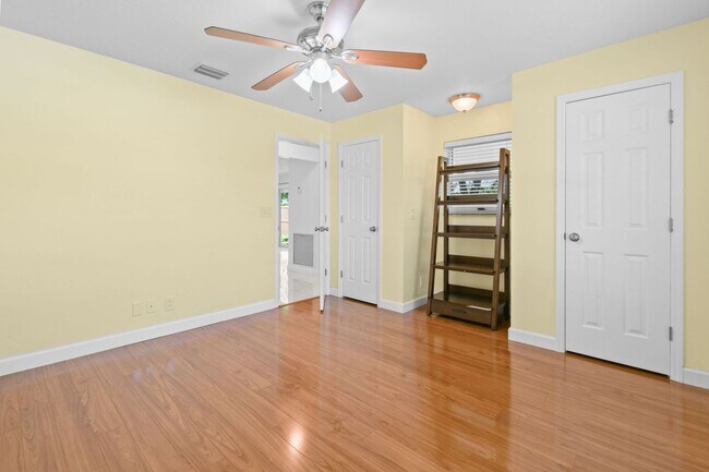 Building Photo - 244 Greymon Dr