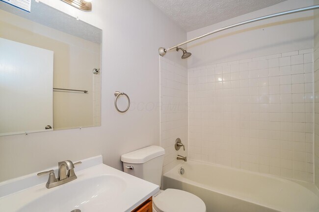 Building Photo - 1852 Meadowlawn Dr