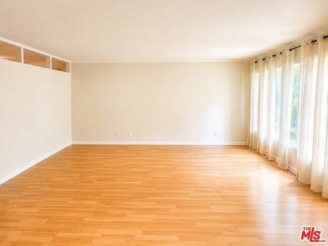 Building Photo - 5870 Green Valley Cir