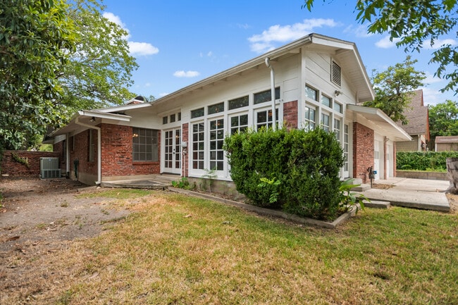 Building Photo - 115 Park Dr