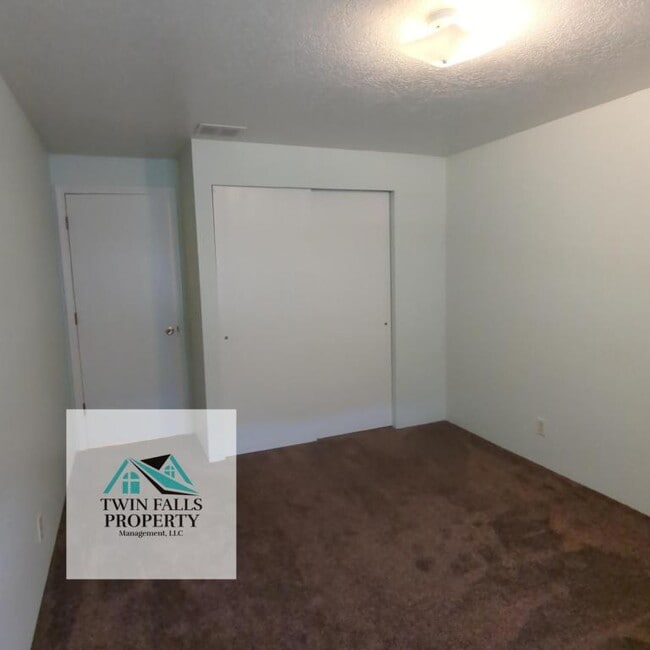 Building Photo - 955 Wood River Dr