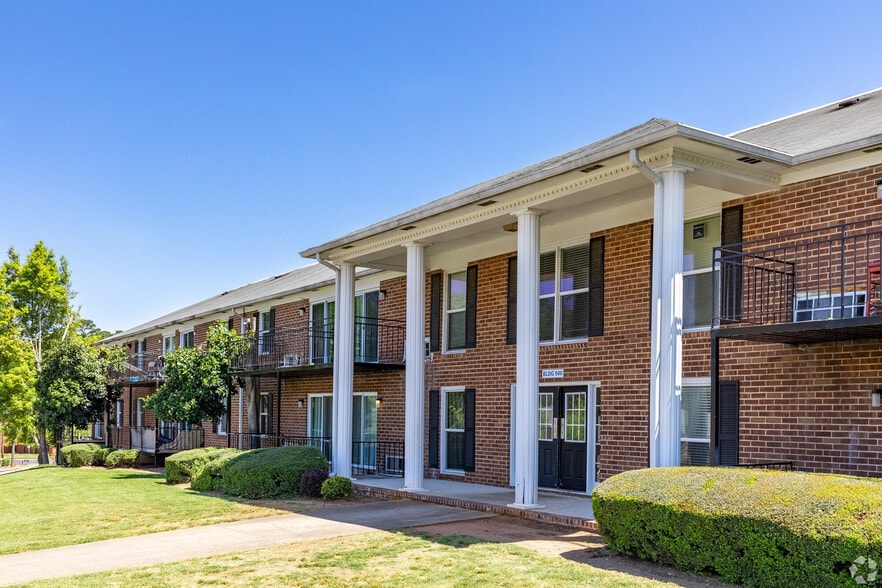 Building Photo - University Oaks