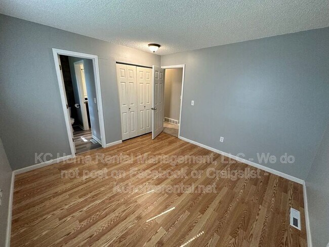 Building Photo - 1201 Golfview Dr