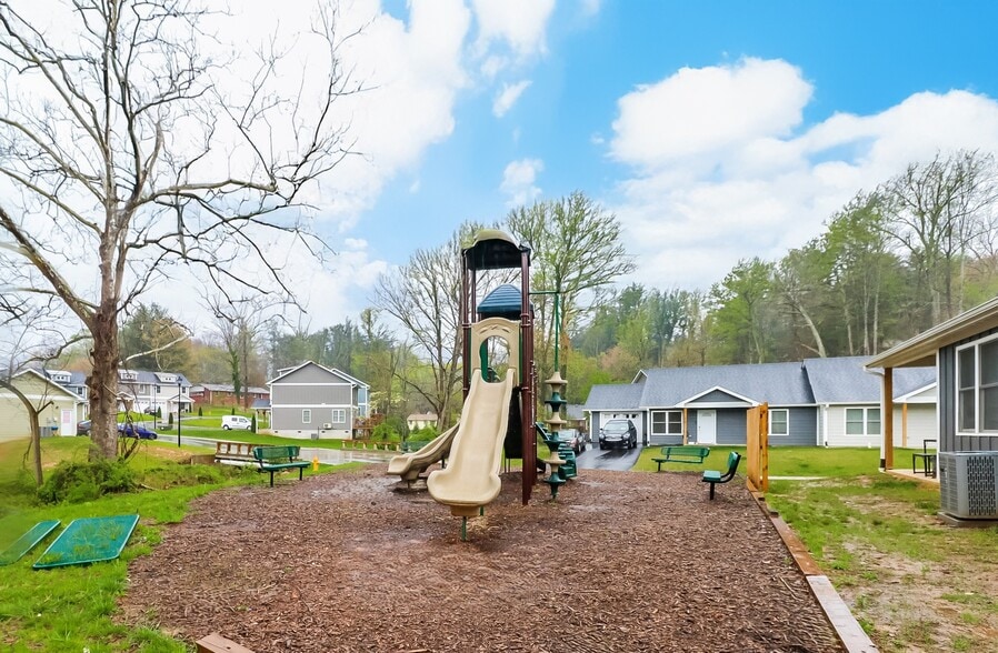 Building Photo - 404 Little Sycamore Ln