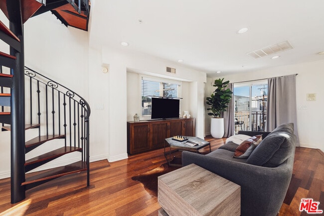 Building Photo - 844 3rd St