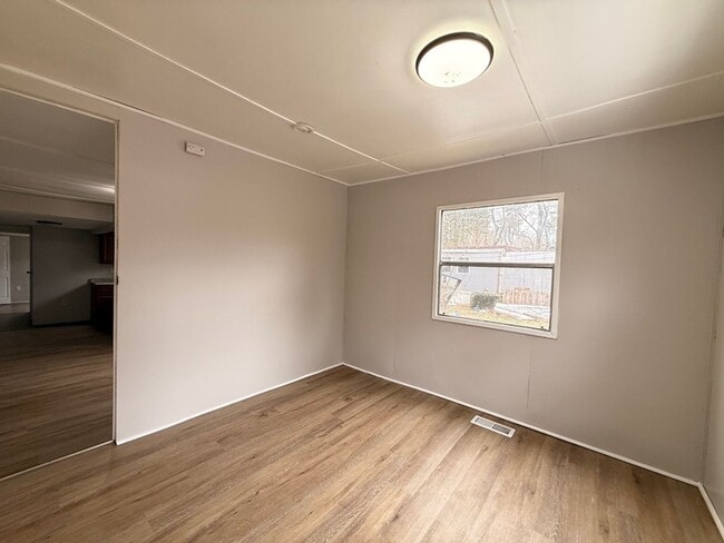 Building Photo - Updated 3 Bedroom House FOR RENT in Laurel Lakes $1550