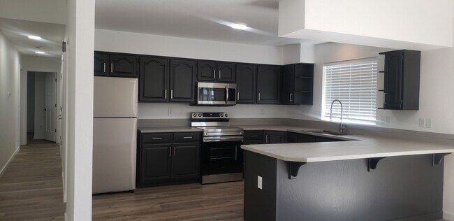 Building Photo - Beautiful Home with Large Yard, Privacy & ...