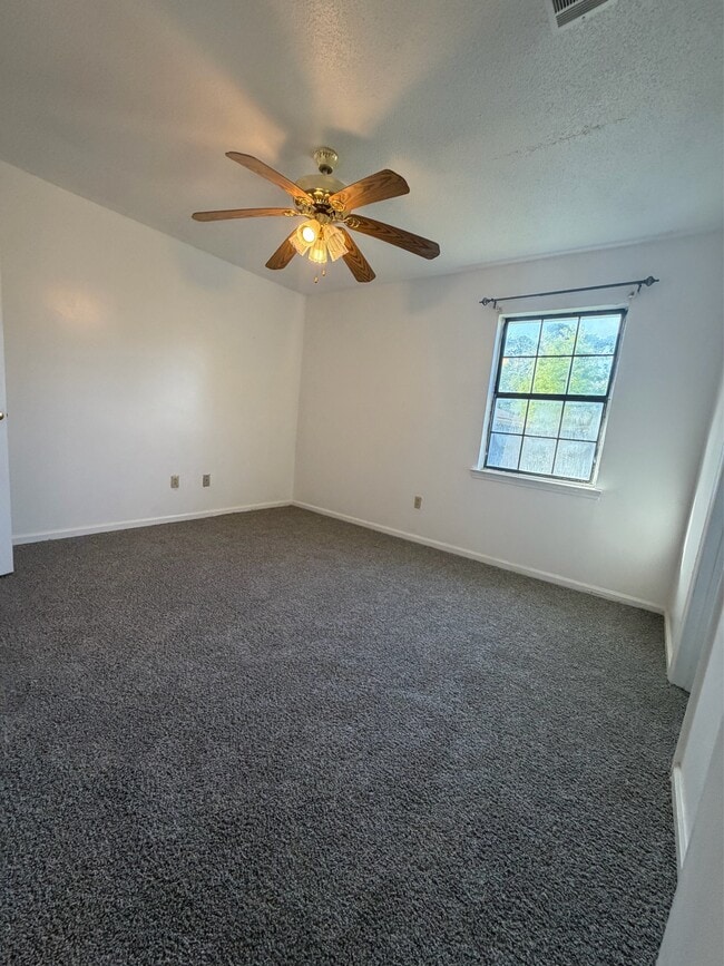 Building Photo - 231 Honey Ln Cir