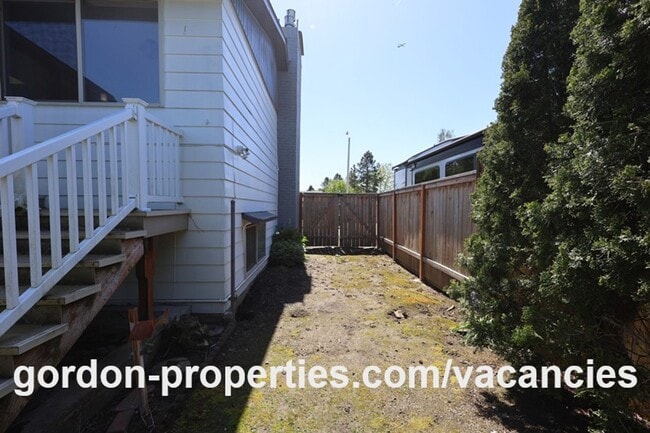 Building Photo - NE 22nd Ct - Gresham 4 bedroom split level home