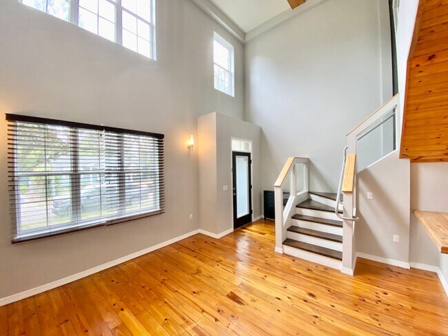Building Photo - LUXURY TOWNHOME IN SODO 3/2.5 PLUS OFFICE AND BONUS ROOM  - DOWNTOWN ORLANDO