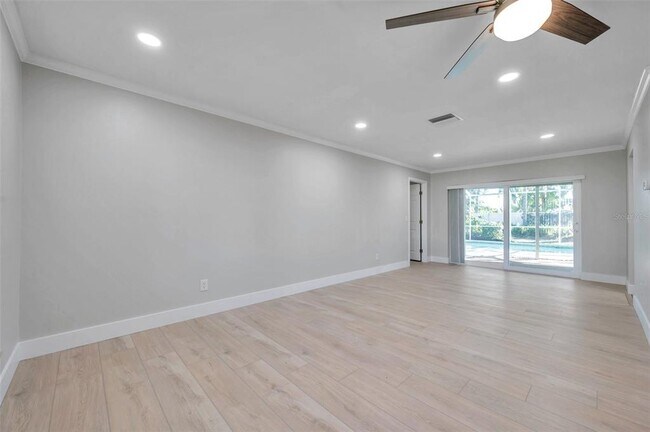 Building Photo - 8789 Maplewood Rd