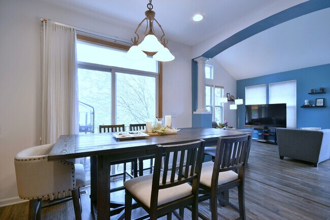 Building Photo - 5600 Cloverdale Rd