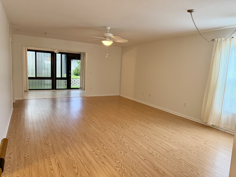 Building Photo - 8388 SE Croft Cir