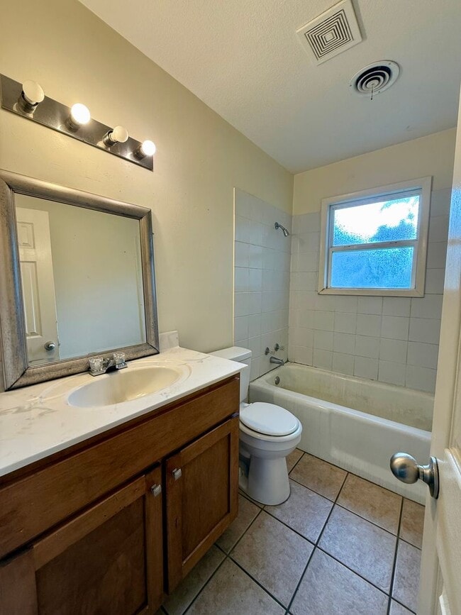 Building Photo - 2310 Fairfield Dr