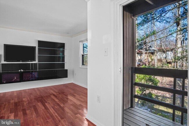 Building Photo - Headline:  Spacious & Updated Townhouse in Prime Reston Location