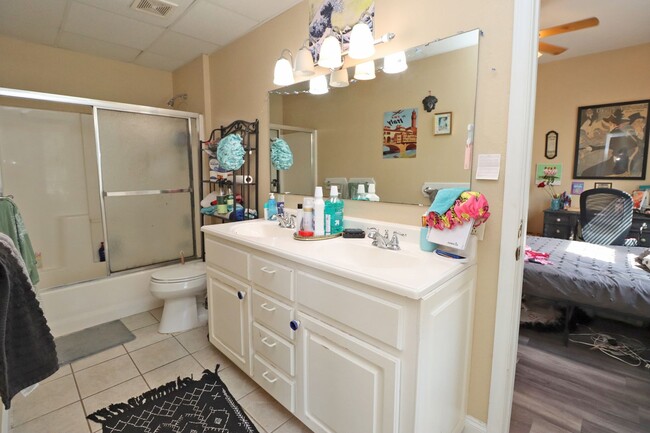 Building Photo - 4BR/2.5BA Urban Charm Meets Creative Energ...