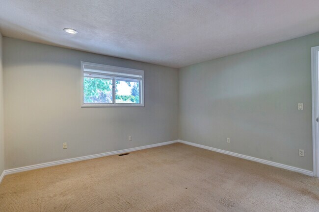 Building Photo - 801 N Haines St