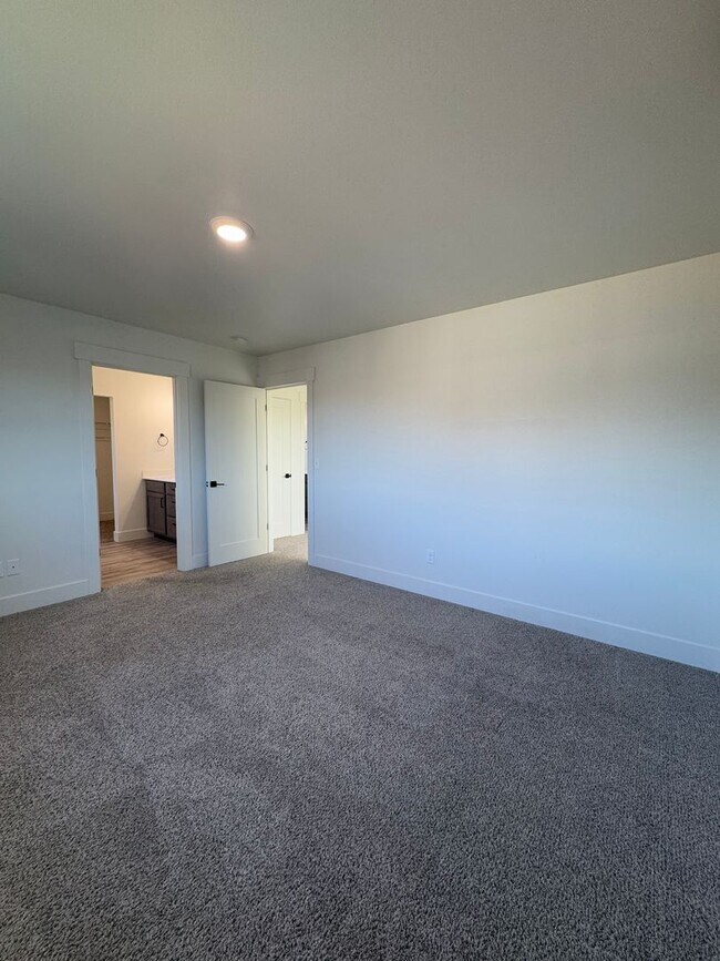 Building Photo - Peaceful Living Just Minutes from Town