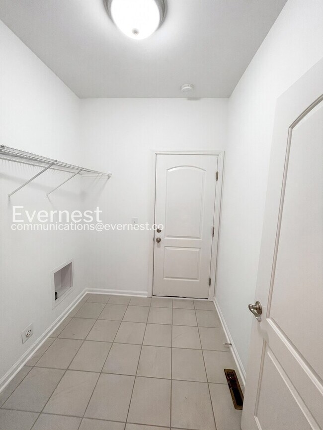 Building Photo - Charming Modern Home / 5 beds 3.5 baths / Garage attached / Fenced-Yard / Available now!