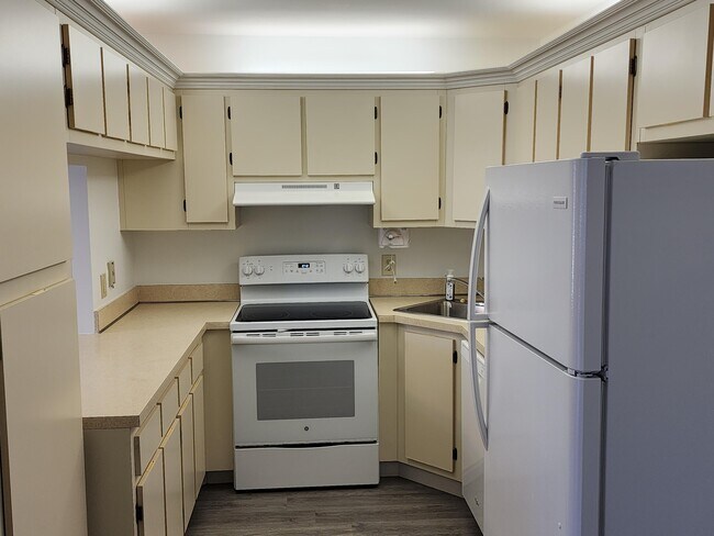 Building Photo - 1605 SW Silver Pine Way