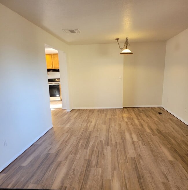 Building Photo - Beautiful 3 Bed 2 Bath 2 Car Garage just E...