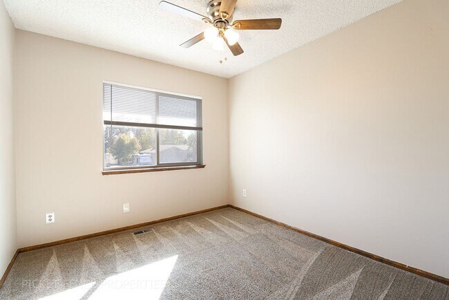 Building Photo - Beautiful 2 Story Home in Loveland