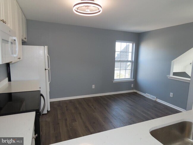 Building Photo - 104 E Sheldrake Cir