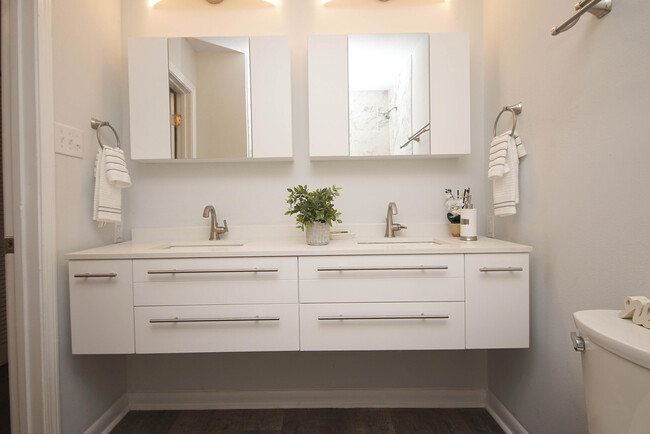 Building Photo - 596 L'Ombre Ct NE