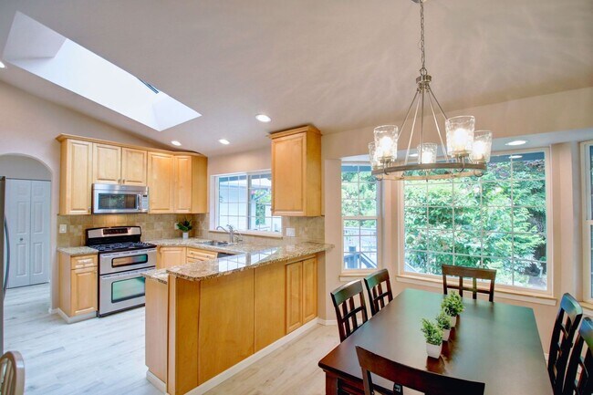 Building Photo - Lovely Clinton Home with Great Light and Pet Friendly!