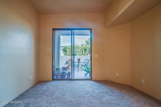 Building Photo - 2421 W Via Di Silvio