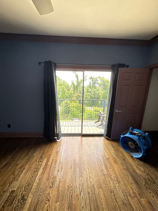 Building Photo - 2 bedroom/3 bath Townhome with extra room/...