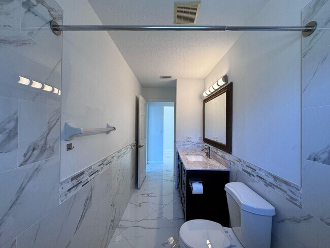 Building Photo - 240 Malibu Cir