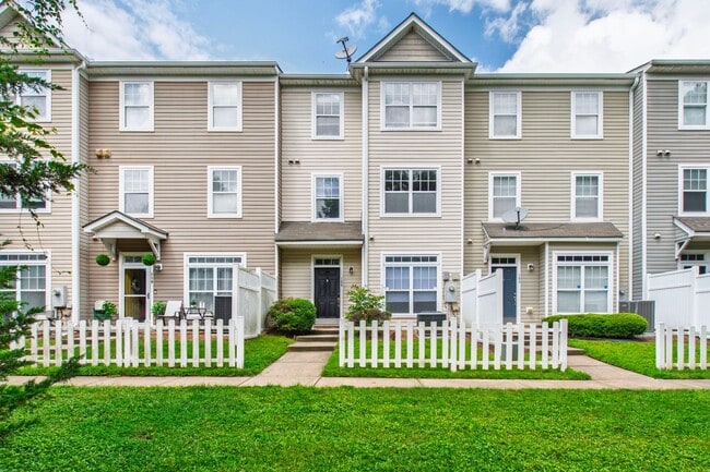 Building Photo - Beautifully Updated 3-Bedroom Townhome Nea...