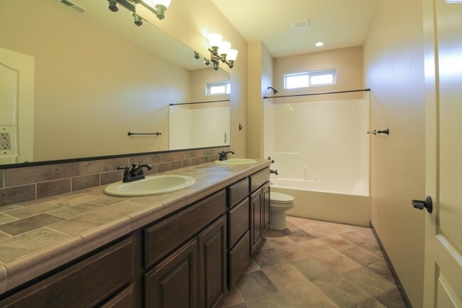 Building Photo - 2 Bed/2.5 Bath Large Horn Rapids Home
