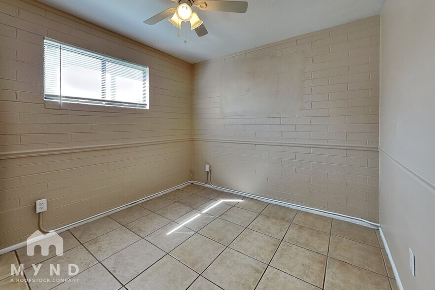 Building Photo - 10948 W 4th St