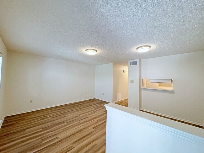 Building Photo - 1 Bedroom Downstairs condo available now! Community Pool