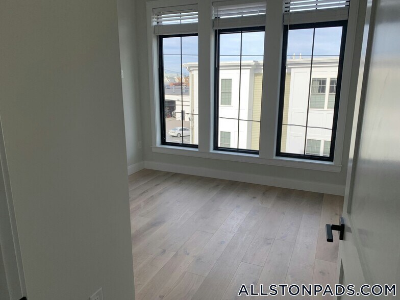 Building Photo - 157 Everett St