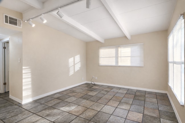 Building Photo - Refreshed and Beautiful 3/1 Move In Ready NOW!