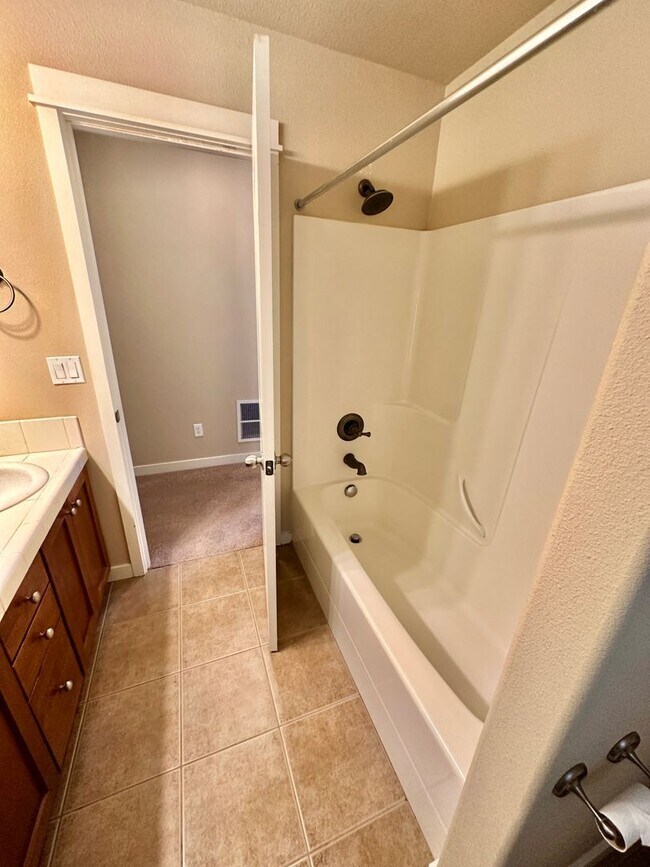 Building Photo - Beautiful 6-bedroom 4-bathroom home in an upscale neighborhood in the Sexton Mountain section of ...