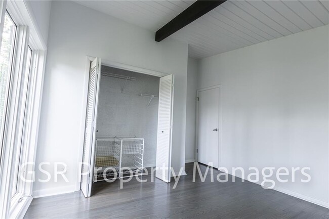 Building Photo - 2026 N Akin Dr NE